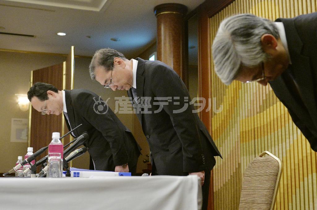 免震装置ゴムの不正問題に関し、記者会見の冒頭で頭を下げる東洋ゴム工業の久世哲也代表取締役専務執行役員（中央）ら幹部＝２１日午後、大阪市（共同）