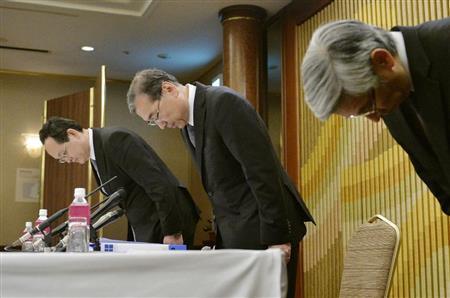 免震装置ゴムの不正問題に関し、記者会見の冒頭で頭を下げる東洋ゴム工業の久世哲也代表取締役専務執行役員（中央）ら幹部＝２１日午後、大阪市（共同）