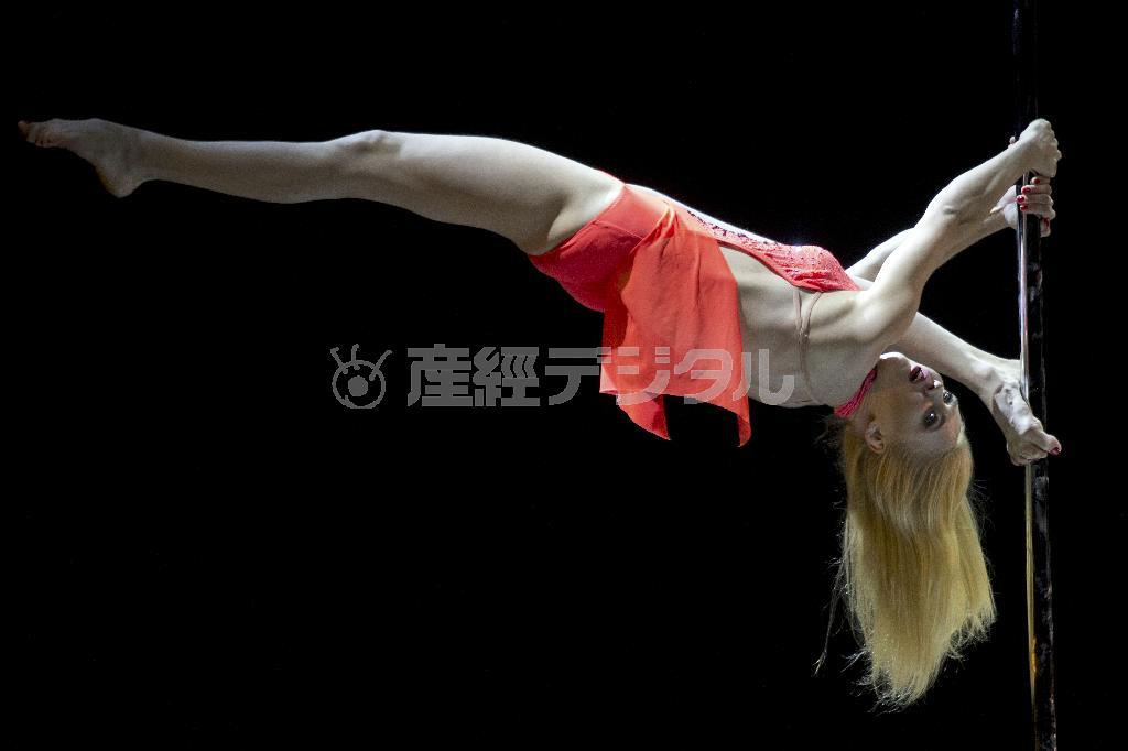 ２０１５世界ポールダンス選手権で華麗でしなやかな演技を披露するウクライナの選手＝２０１５年４月１２日、中国・首都北京市（ＡＰ）