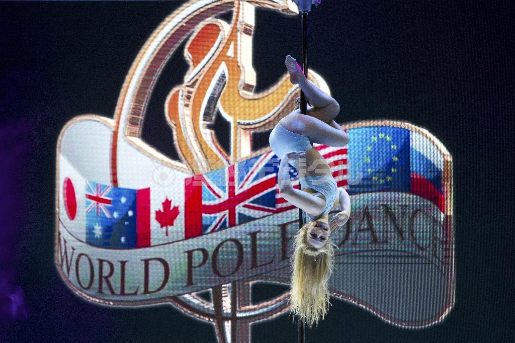 ２０１５年世界ポールダンス選手権決勝を前に、リハーサルに臨む選手＝２０１５年４月１２日、中国・首都北京市（ＡＰ）