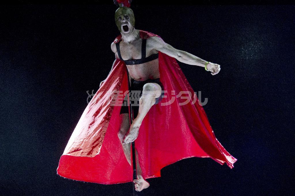 男性部門の演技は力強さが強調される＝２０１５年４月１２日、中国・首都北京市（ＡＰ）