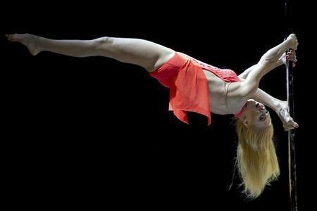 ２０１５世界ポールダンス選手権で華麗でしなやかな演技を披露するウクライナの選手＝２０１５年４月１２日、中国・首都北京市（ＡＰ）
