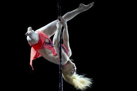２０１５世界ポールダンス選手権で華麗でしなやかな演技を披露するウクライナの選手＝２０１５年４月１２日、中国・首都北京市（ＡＰ）
