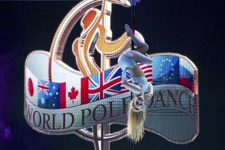 ２０１５年世界ポールダンス選手権決勝を前に、リハーサルに臨む選手＝２０１５年４月１２日、中国・首都北京市（ＡＰ）