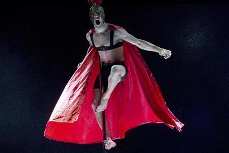 男性部門の演技は力強さが強調される＝２０１５年４月１２日、中国・首都北京市（ＡＰ）