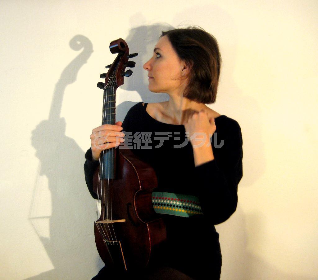 フランス生まれのマルチ楽器奏者セシル・スコットのソロ・ユニット、コリーン（提供写真）