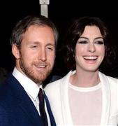 米女優、アン・ハサウェイさん（右）と夫で米俳優のアダム・シュルマンさん＝２０１５年１月２０日、米ニューヨーク（ＡＰ）