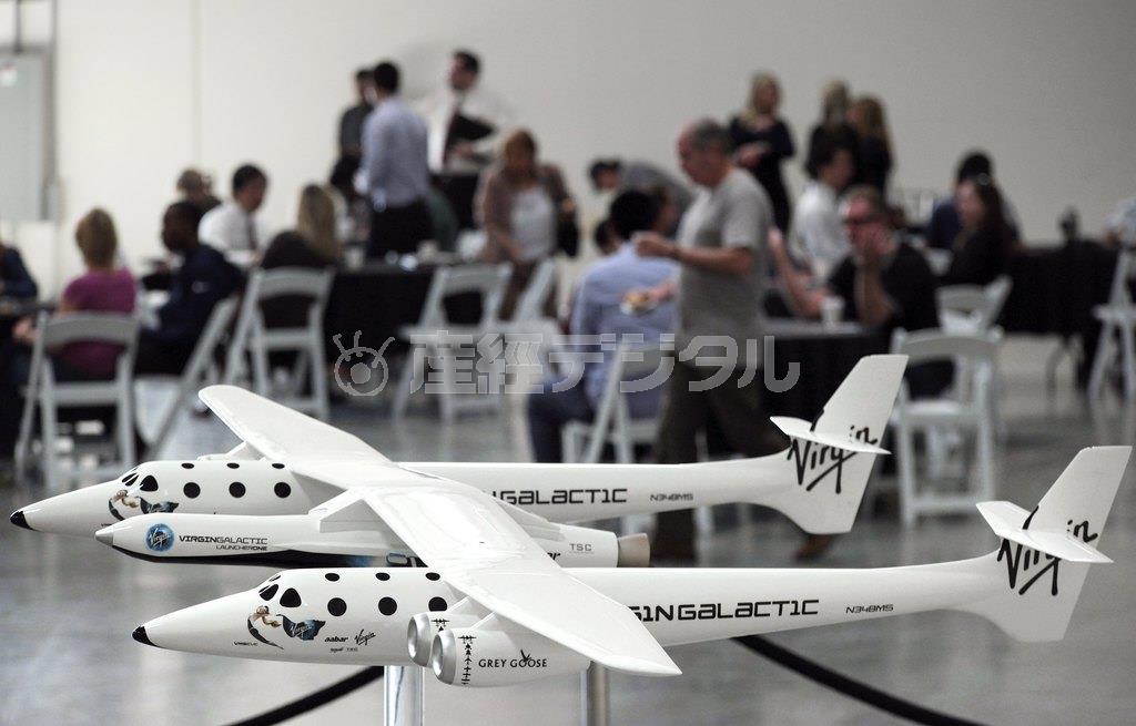 ヴァージンギャラクティックの宇宙船を発射するために使用される輸送機「ホウワイトナイト２」の模型＝２０１５年３月７日、米カリフォルニア州ロングビーチ（ロイター）