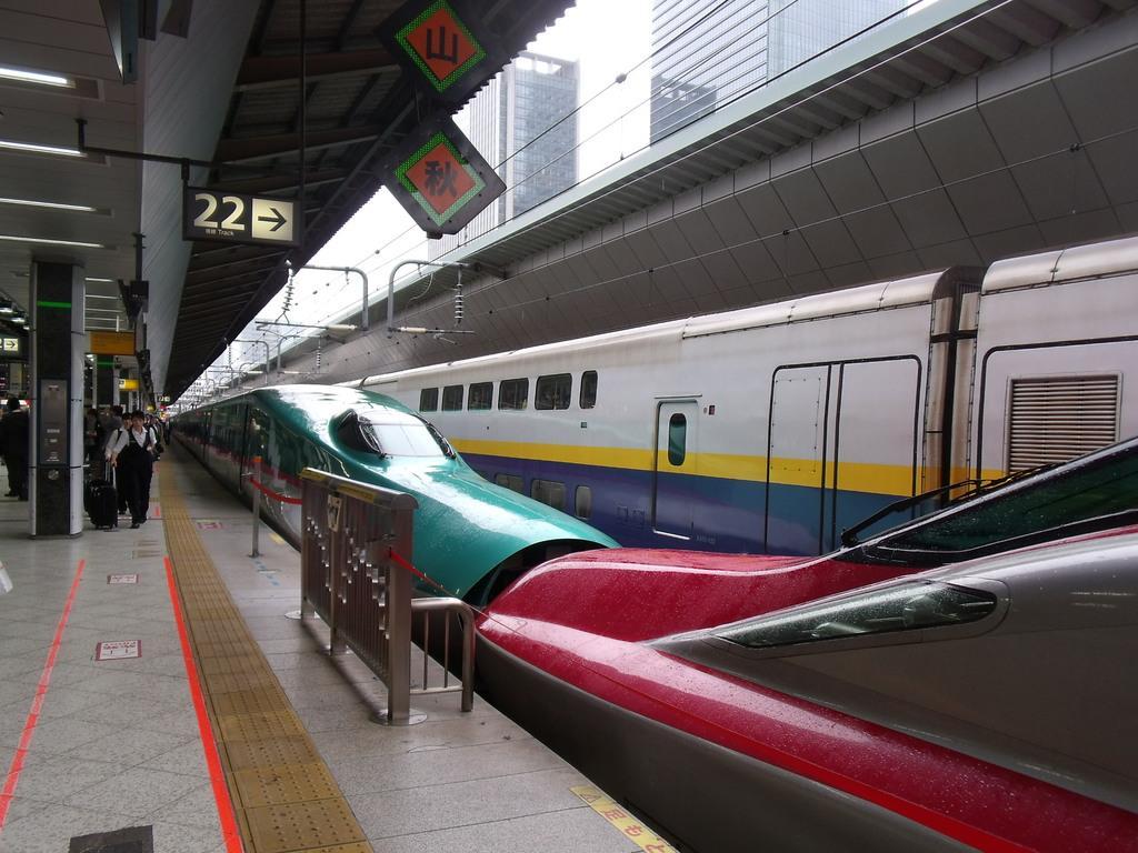 赤い色で目立つ秋田新幹線「こまち」を連結する東北新幹線「はやぶさ」。隣のホームには、上越新幹線「Ｍａｘとき」が停車中＝ＪＲ東京駅