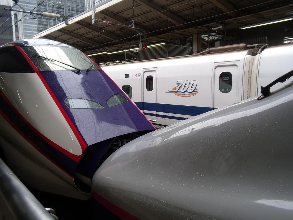 新デザインの「つばさ」と「やまびこ」の連結車両。向こうに停車しているのは東海道新幹線７００系＝ＪＲ東京駅