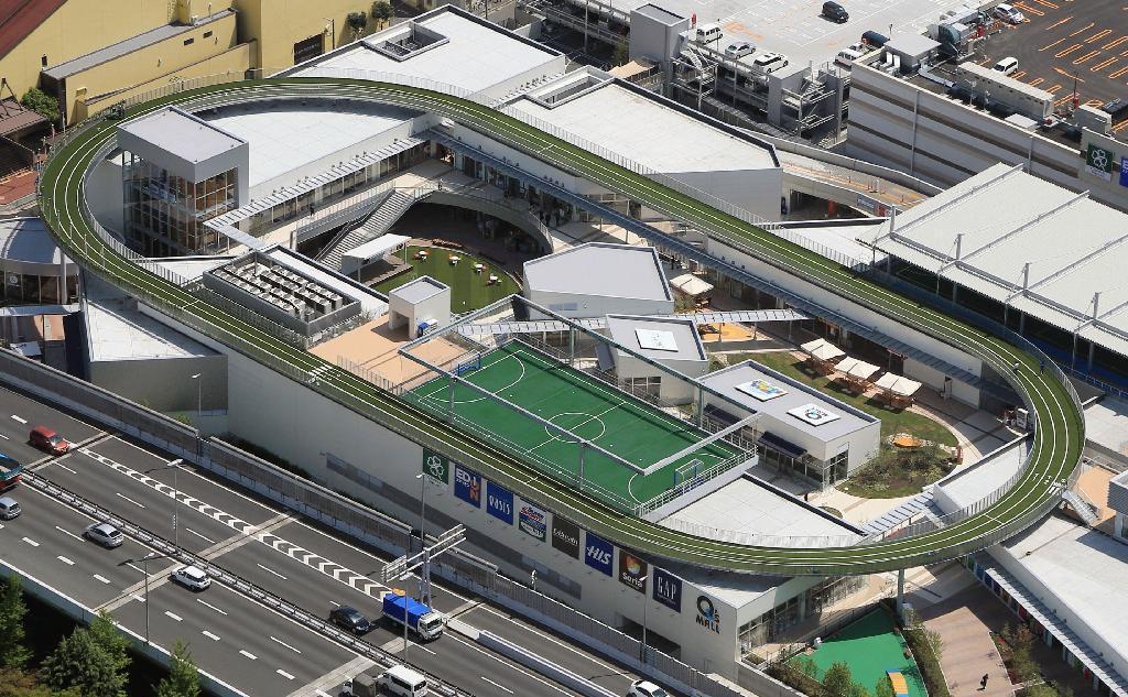 屋上にランニング用トラックを備えた商業施設「もりのみやキューズモールＢＡＳＥ（ベース）」＝２２日、大阪市中央区（共同通信社ヘリから）