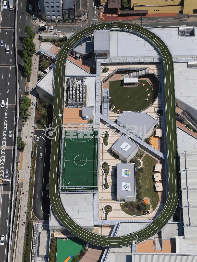屋上にランニングトラックが登場した「もりのみやキューズモールＢＡＳＥ」＝２２日午後、大阪市中央区（本社ヘリから、恵守乾撮影）