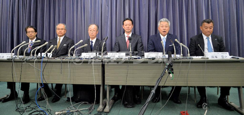 航空会社「スカイマーク」の経営再建について会見する、左からスカイマーク・有森正和社長、同・井出隆司会長、多比羅誠弁護士、中原健夫弁護士、イングラル・佐山展生代表取締役、ＡＮＡＨＤ・長峯豊之上席執行役員＝２０１５年４月２２日午後、東京都千代田区の国土交通省（宮崎瑞穂撮影）