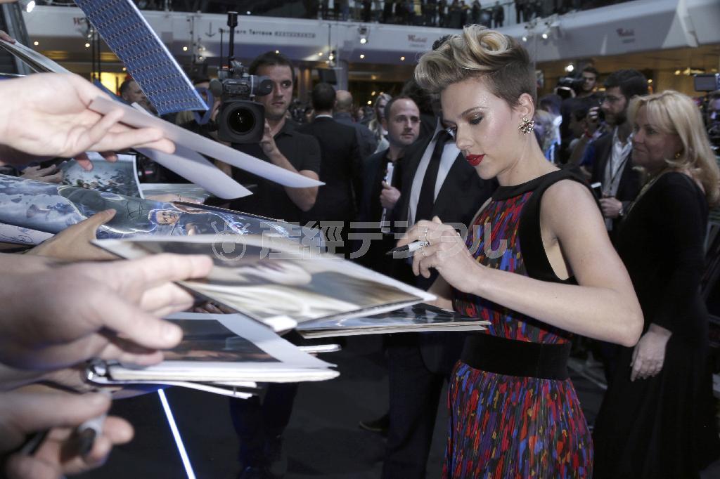 米女優、スカーレット・ヨハンソンさん＝２０１５年４月２１日、英国・首都ロンドン（ＡＰ）