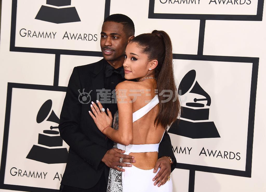 米歌手のアリアナ・グランデさん（右）とビッグ・ショーンさん＝２０１５年２月８日、米カリフォルニア州ロサンゼルス（ＡＰ）