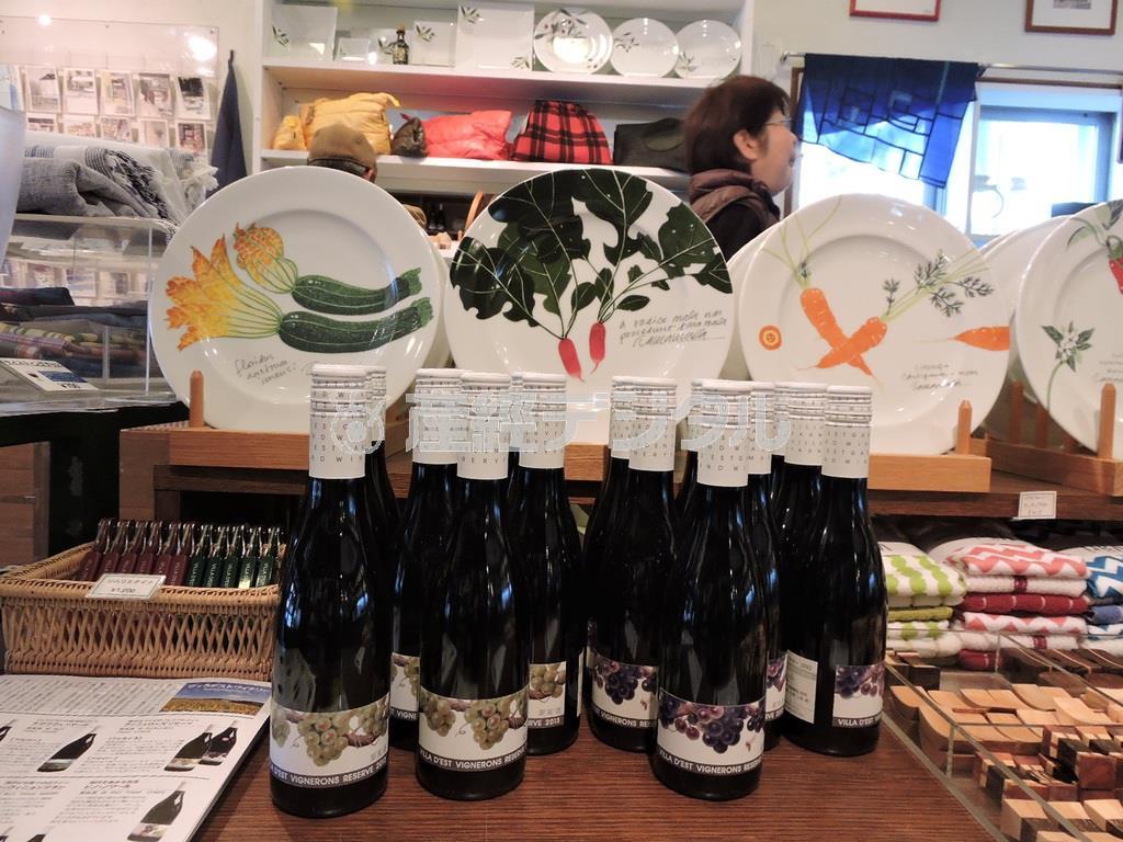 玉村豊男（とよお）さんの画才は実父の画家、方久斗（ほくと）さん譲り。描いた絵をあしらった食器と、ラベルを使ったハーフサイズのワイン。「ヴィラデスト＿ガーデンファーム＿アンド＿ワイナリー」の売店で＝２０１５年３月２５日、長野県東御市（藤沢志穂子撮影）
