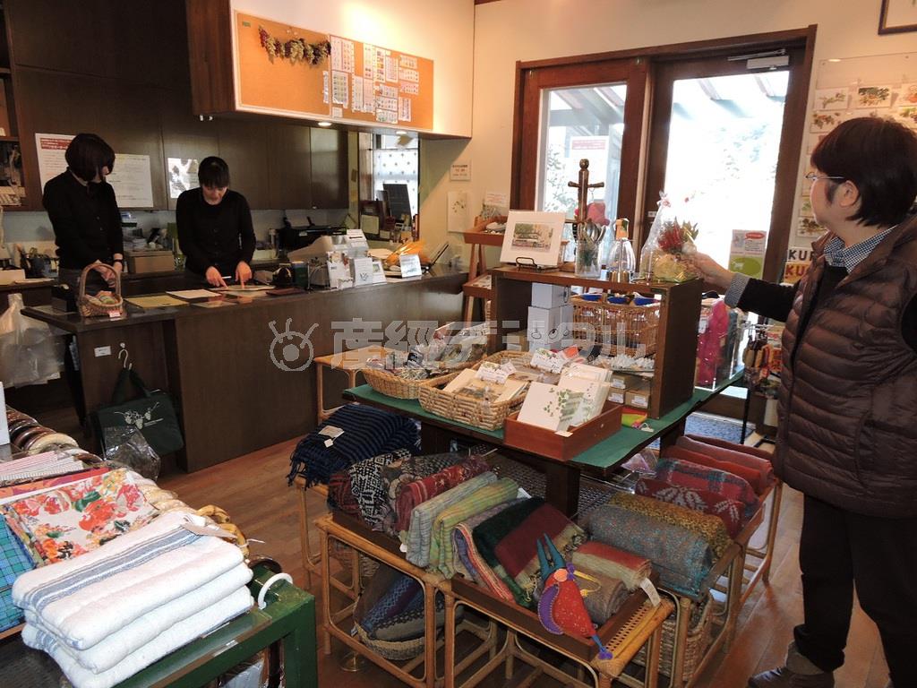 「ヴィラデスト＿ガーデンファーム＿アンド＿ワイナリー」の売店には玉村さんが描いた絵をあしらった皿ほかお土産にぴったりの小物が並ぶ＝２０１５年３月２５日、長野県東御市（藤沢志穂子撮影）