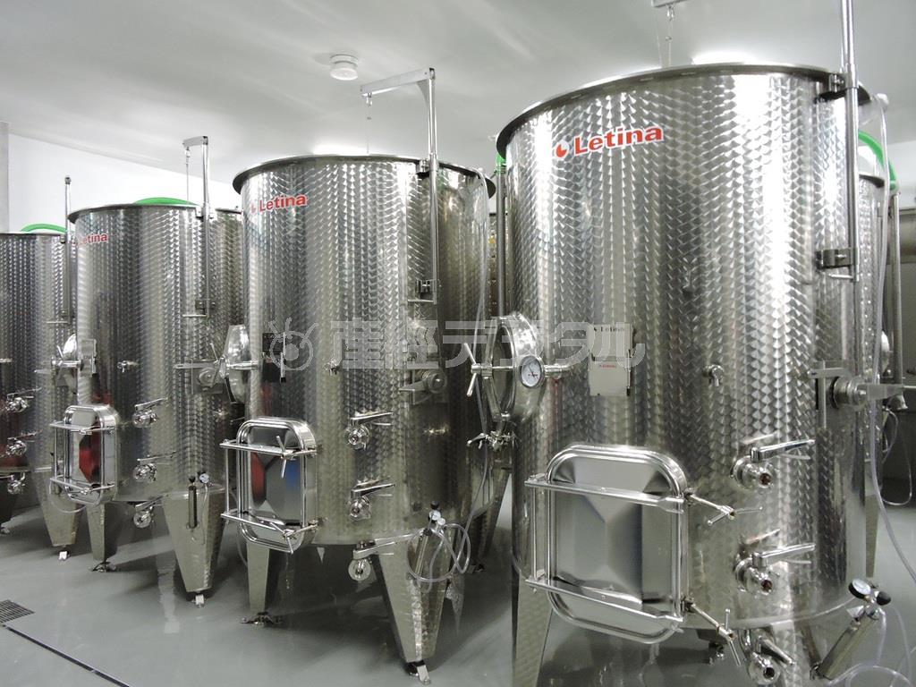 「アルカンヴィーニュ」の地下にはワインの醸造施設がある。発酵や貯蔵に使うステンレスタンク＝２０１５年３月２５日、長野県東御市（藤沢志穂子撮影）