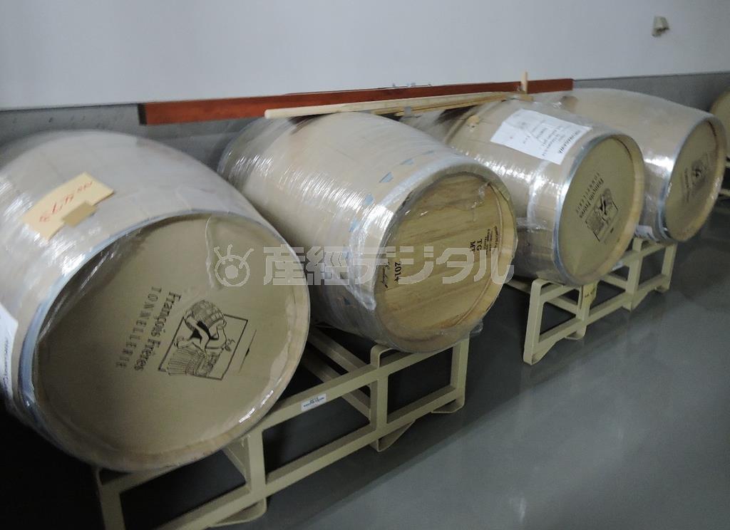 「アルカンヴィーニュ」の地下にあるワインの醸造施設がある。フランス製オーク樽＝２０１５年３月２５日、長野県東御市（藤沢志穂子撮影）