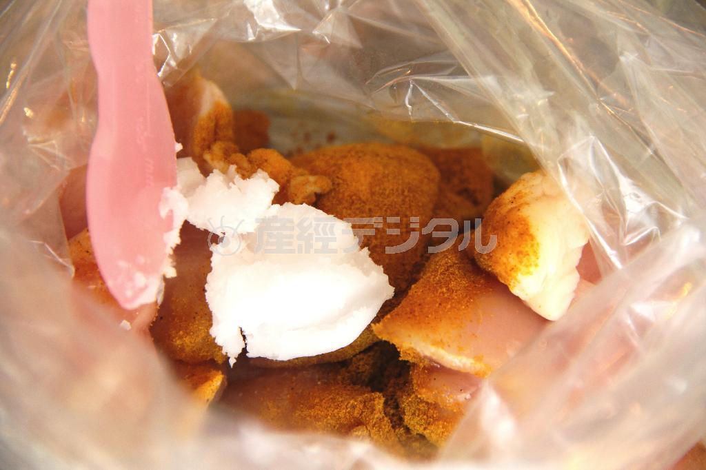 チキンカレー（作り方１）＿＿鶏むね肉に塩、こしょう、カレー粉、ココナツオイルをなじませておく。