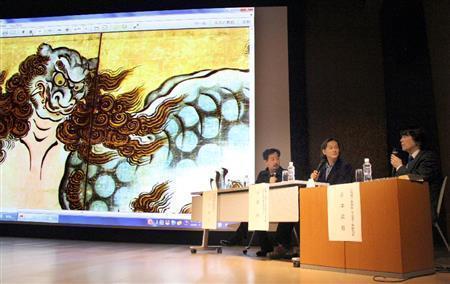 桃山時代の狩野派（かのうは）について熱く語る井浦新（いうら・あらた）さん（中央）と山下裕二・明治学院大教授（左）、山本英男・京都国立博物館上席研究員。映し出されているのは狩野山楽筆の「唐獅子図屏風（京都・本法寺）」を部分拡大したもの＝２０１５年４月１１日、京都市東山区の京都国立博物館（田中幸美撮影）
