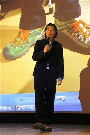 琳派４００年記念を意識して風神・雷神をイメージした色合いのトレッキングシューズで登場した井浦新（いうら・あらた）さん＝２０１５年４月１１日、京都市東山区の京都国立博物館（田中幸美撮影）