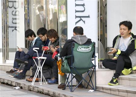 米アップルの腕時計型端末「アップルウオッチ」の発売を前に、開店を待つ人たち＝２４日午前、東京都渋谷区の「ソフトバンク表参道」