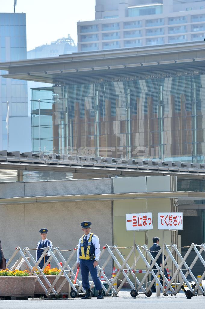 官邸の出入り口周辺を警備する警察官ら＝２０１５年４月２３日午後、東京都千代田区・官邸周辺（宮崎瑞穂撮影）
