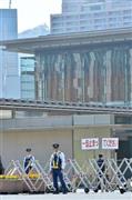 官邸の出入り口周辺を警備する警察官ら＝２０１５年４月２３日午後、東京都千代田区・官邸周辺（宮崎瑞穂撮影）
