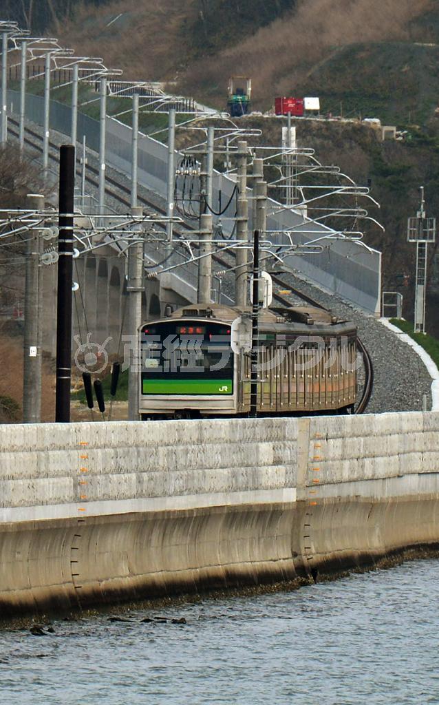東日本大震災の津波被害で不通となってきたＪＲ仙石線高城町－陸前小野間で、営業運転の再開に向けて真新しい鉄路を走る試運転の列車＝２０１５年４月１６日、宮城県宮城郡松島町（大西史朗撮影）