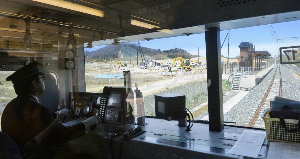 ＪＲ仙石線の東名駅に入る試験列車。駅周辺では開発が進む＝２０１５年４月２１日午後、宮城県東松島市（共同）