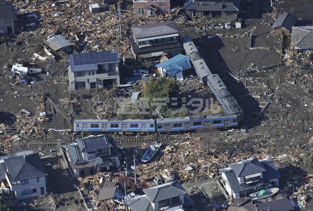 東日本大震災で脱線したＪＲ仙石線の列車＝２０１１年３月１２日、宮城県東松島市（共同）