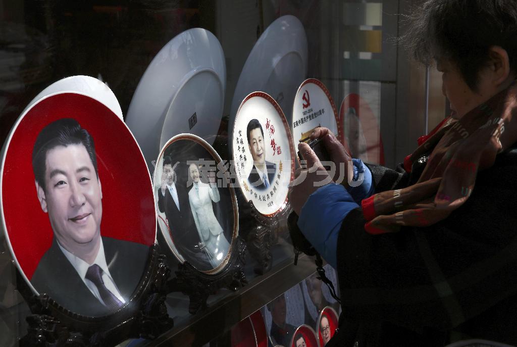 天安門広場近くの土産物店で陳列された習近平国家主席関連のグッズ。中国では「法による支配の強化」が提唱されながら、天安門事件から２６年が経った今でも「人治」が幅を利かし、習氏のカリスマ化が日に日に進められている＝２０１５年３月４日、中国・首都北京市（ＡＰ）