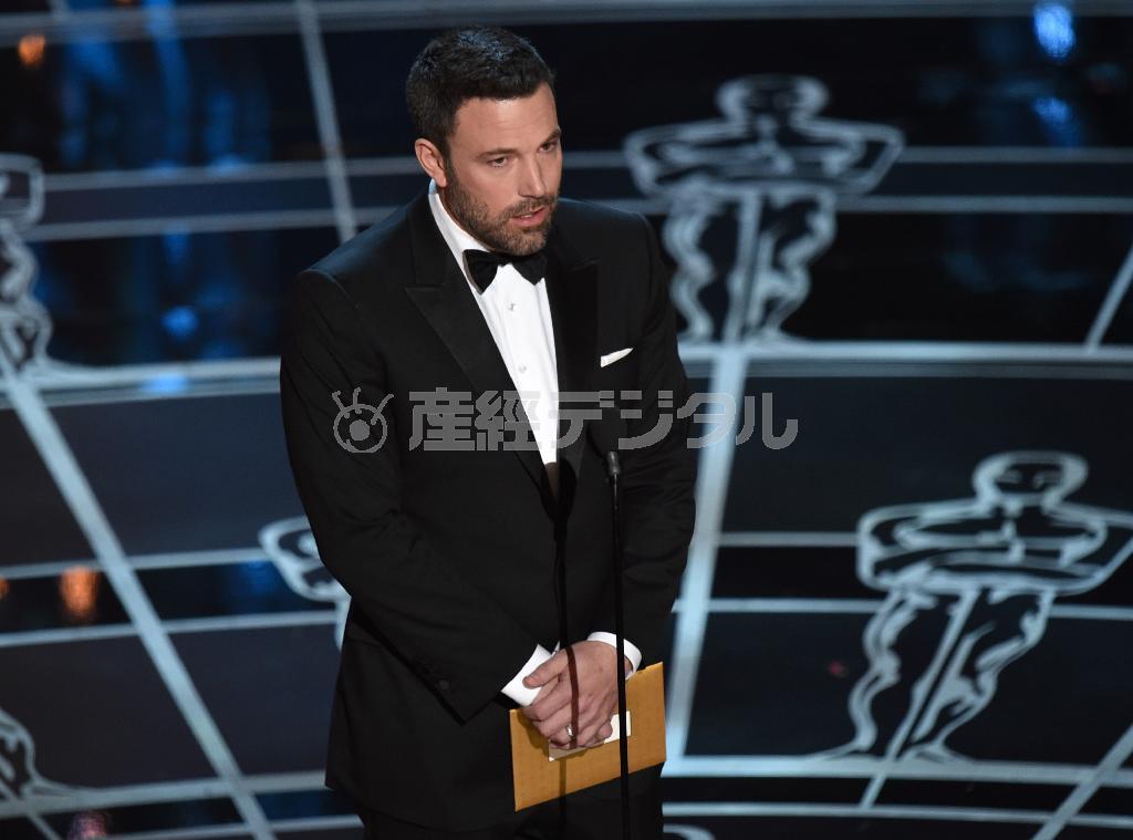 今年の米アカデミー賞授賞式で、監督賞のプレゼンターを務めたベン・アフレックさん。社会派のスター俳優としては致命的なスキャンダルが発覚し窮地に立たされている＝２０１５年２月２２日、米カリフォルニア州ロサンゼルス（ＡＰ）