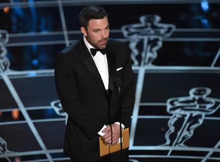 今年の米アカデミー賞授賞式で、監督賞のプレゼンターを務めたベン・アフレックさん。社会派のスター俳優としては致命的なスキャンダルが発覚し窮地に立たされている＝２０１５年２月２２日、米カリフォルニア州ロサンゼルス（ＡＰ）