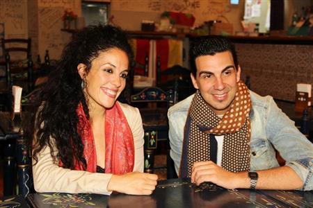 インタビューに応じるエステル・エステバンさん（左）とミゲル・アンヘル・エレディアさん＝２０１５年４月１７日、東京都渋谷区のスペインバル「サラ・アンダルーサ」（田中幸美撮影）