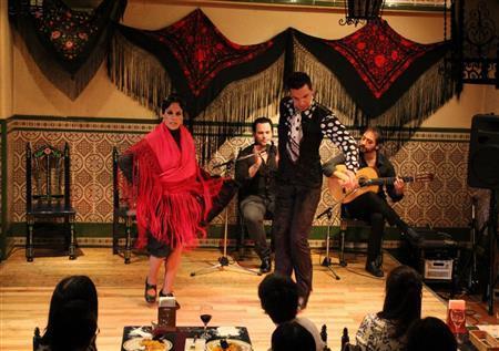 舞台で情熱的な踊りを披露するエステル・エステバンさん（左）とミゲル・アンヘル・エレディアさん＝２０１５年４月１７日、東京都渋谷区のスペインバル「サラ・アンダルーサ」（田中幸美撮影）