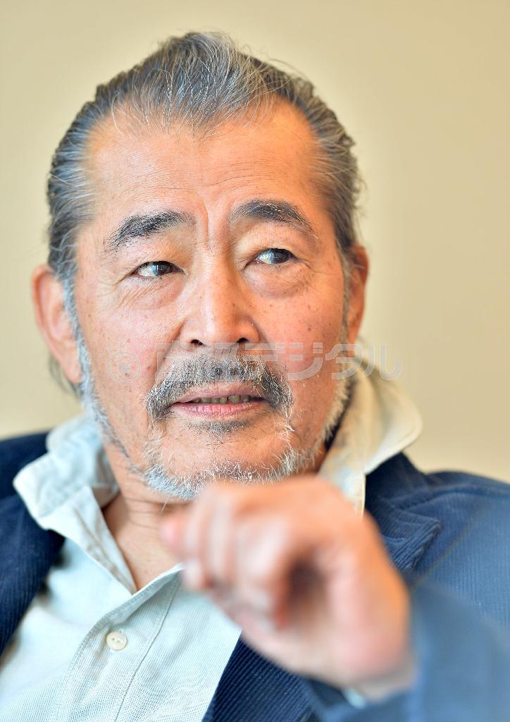 「難しいことを考えずに映画を楽しんでほしい」と語る、俳優の藤竜也（ふじ・たつや）さん＝２０１５年４月１５日、東京都港区（宮崎瑞穂撮影）