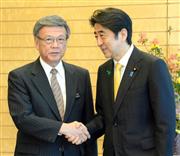 会談を前に安倍晋三首相（右）と握手する沖縄県の翁長雄志知事＝１７日、首相官邸