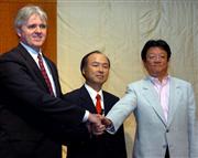 ２００６年３月、ボーダフォン買収会見で、握手するビル・モロー・ボーダフォン日本法人社長（左）、孫正義・ソフトバンク社長（中）ら
