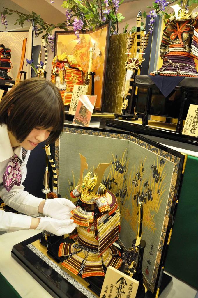 凝った色合いを強調するため、喉を覆うパーツを付けた今年の新作＝東京都台東区の久月