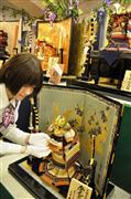 凝った色合いを強調するため、喉を覆うパーツを付けた今年の新作＝東京都台東区の久月
