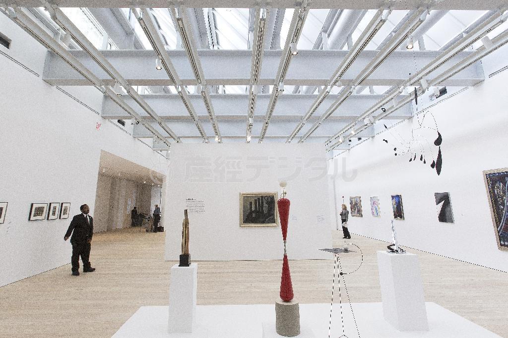 天井が高く、窓から自然光がふんだんに注ぎ込むホイットニー美術館８階の展示室＝２０１５年４月２１日、米ニューヨーク（ＡＰ）