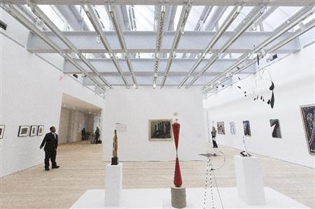 天井が高く、窓から自然光がふんだんに注ぎ込むホイットニー美術館８階の展示室＝２０１５年４月２１日、米ニューヨーク（ＡＰ）