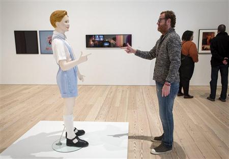 チャールス・レイの作品「ボーイ」の前でポーズをまねる男性＝２０１５年４月２３日、米ニューヨーク（ロイター）