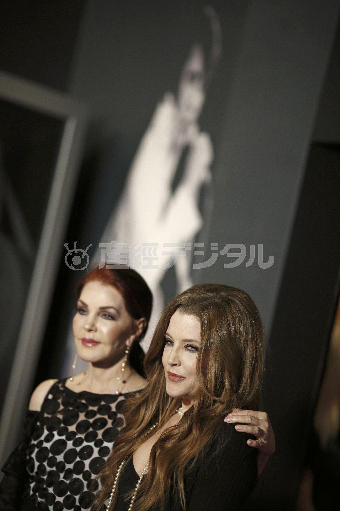 元妻の米女優、プリシラさん（左）と娘の米歌手、リサ・マリーさん＝２０１５年４がう２３日、米ネバダ州ラスベガス（ＡＰ）