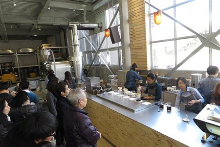 バリスタが淹れるコーヒーを待つ客たち（ブルーボトル清澄白河店）
