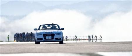 「益田 I・NA・KAライド」のコースとなった萩・石見空港の滑走路で参加者を先導するアウディの大会関係車両＝2014年9月