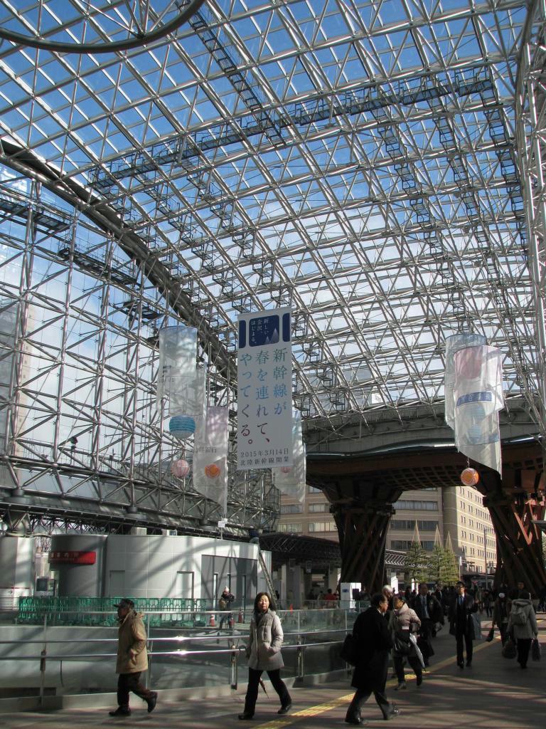 金沢駅東口のもてなしドームの内部＝２月６日、金沢市