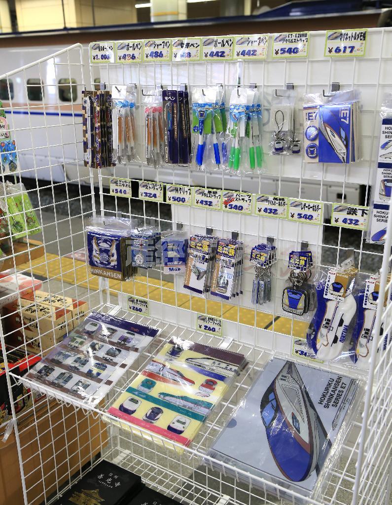 ＪＲ長野駅の売店に並ぶ北陸新幹線グッズ＝長野県長野市（恵守乾撮影）